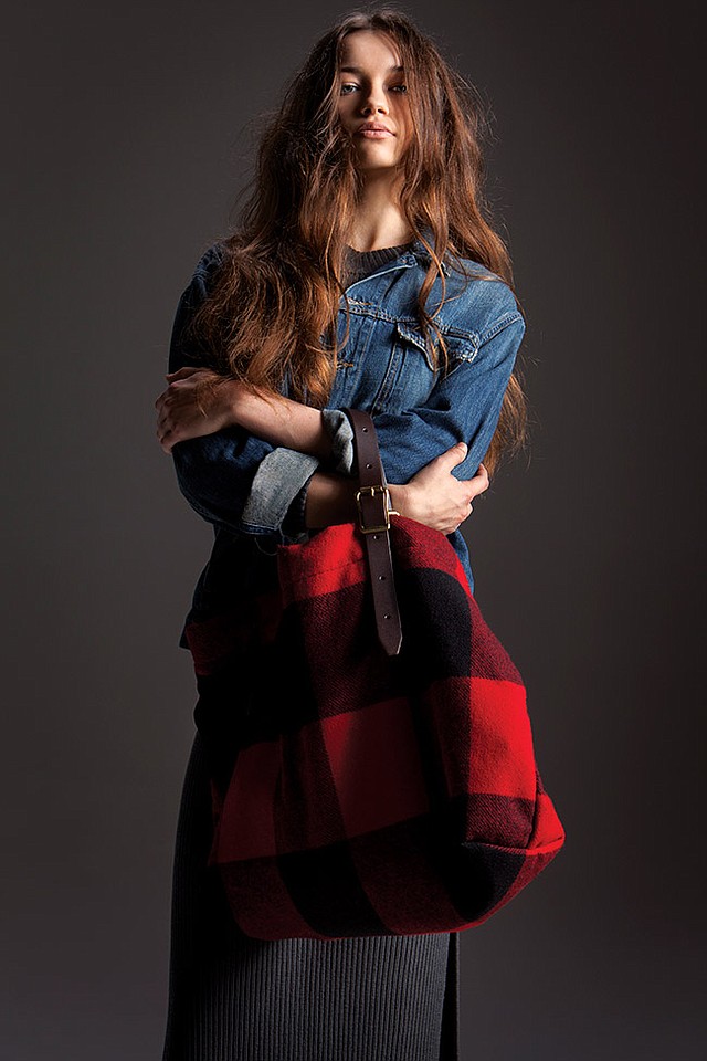 MADE GOLD “Hyperion” boyfriend jacket ($149). MARGARET O’LEARY side-slit tunic ($110). WOOLRICH wool tote bag ($95).