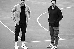 Two Friends Create a Local Athletic-Apparel Legacy in L.A. 两个非洲人在哥伦比亚一家的一家美国一家组织。