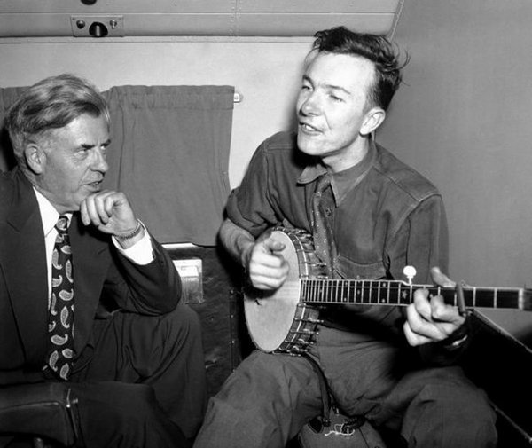 Pete Seeger cuts a contemporary style in 1948. Image by Associated Press via The Los Angeles Times.