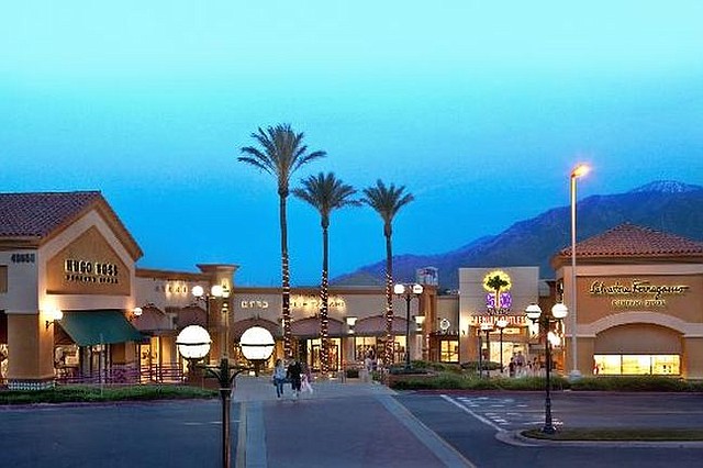 Desert Hills Premium Outlets. Photo via Trip Advisor.