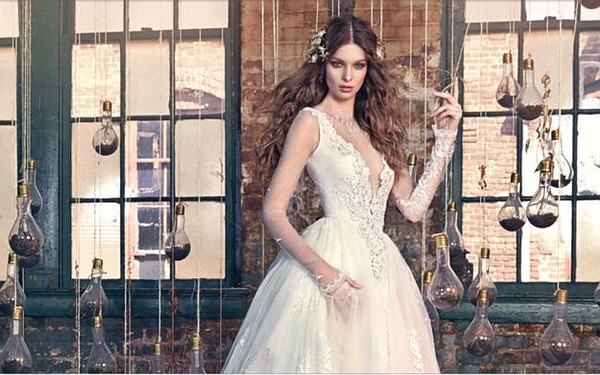 From Galia Lahav Haute Couture's Les Reves Bohemians collection. Image via Galialahav.com