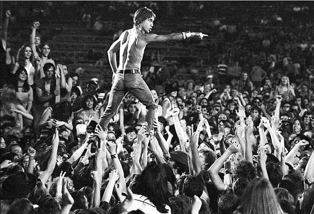 Iggy Pop in skinny jeans. Image via Rollingstone.com/Tom Copi/Michael Ochs Archive/Getty