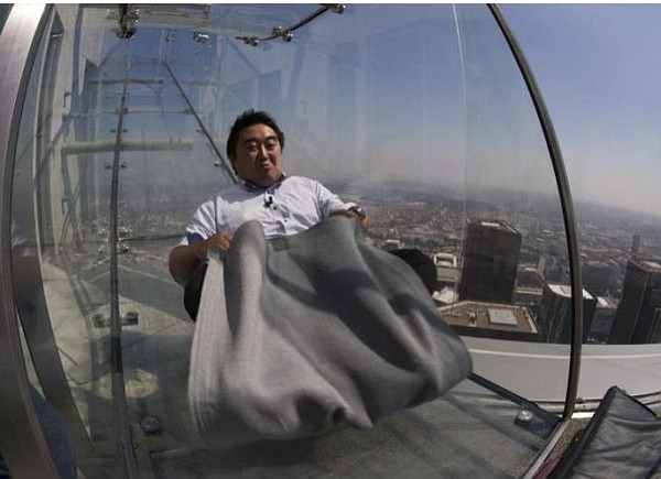 Skyslide at OUE US Bank Tower. Photo via Yahoo! News.