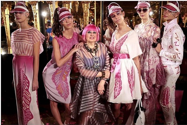 Designer Zandra Rhodes (center)