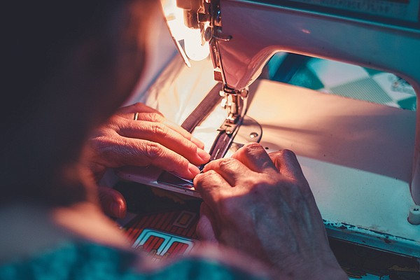 On Sept. 27, California Governor Gavin Newsom signed into law Senate Bill 62, which requires garment factories to pay a minimum hourly wage to workers, in addition to providing other benefits. 
Photo: Gabriel Santos / unsplash.com