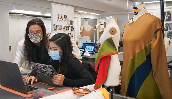 The Bob Fisch Graduate Student Award Program will award scholarships for academic excellence in the Fashion Design MFA program, as well as the Global Fashion Management program.
Photo: FIT